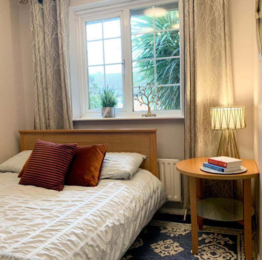 The Lake House, Woking Esterno foto